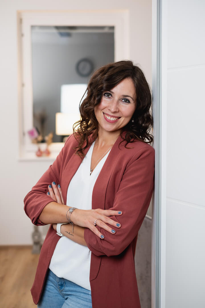 Desiree-S © melanieprach--17 Désirée Safnauer lehnt in ihrer Praxis in Linz-Urfahr an einem Türrahmen