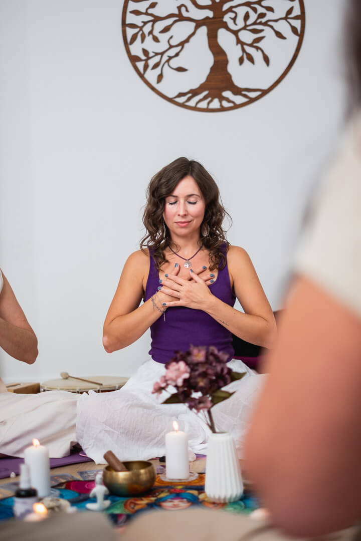 Desiree-S © melanieprach--2 Mentoring Désirée Safnauer sitzt mit Klientinnen in einem Kreis