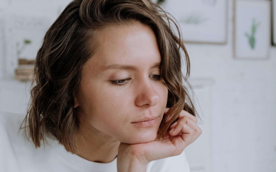 Herzkraftleben. Unzufriedenheit leben. Frau ist traurig.