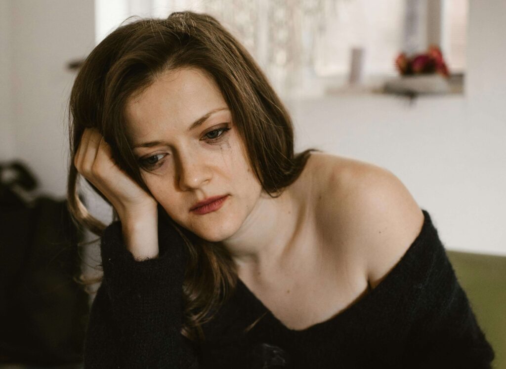 Desiree Safnauer. Frau ist traurig und weint aufgrund großer Unzufriedenheit.