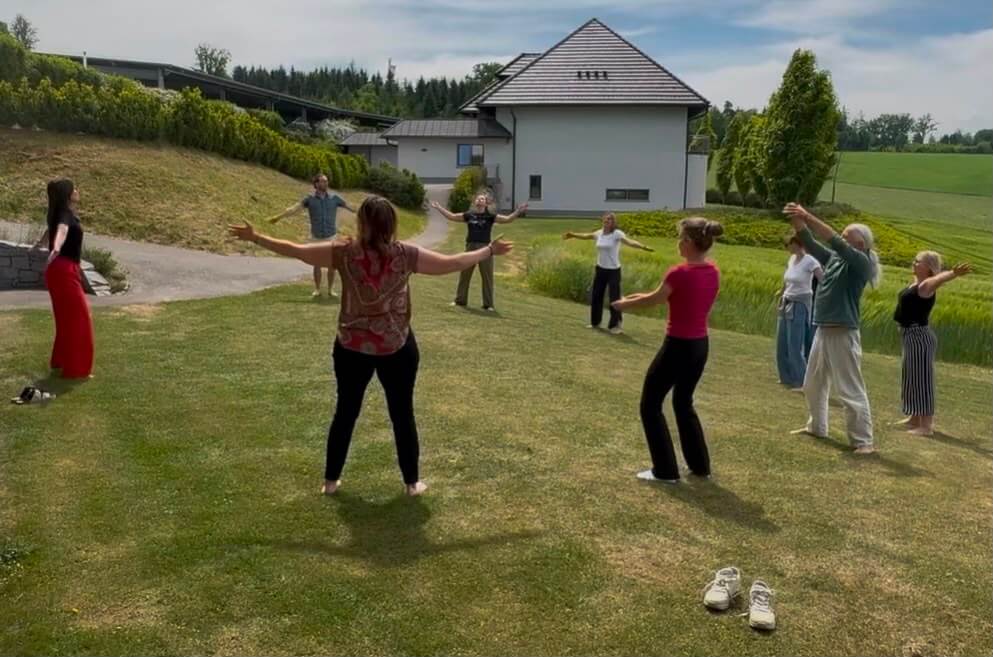 Breathwork Trainerinnen Ausbildung. Teilehmerinnen machen aktive Atemübungen im Freien.