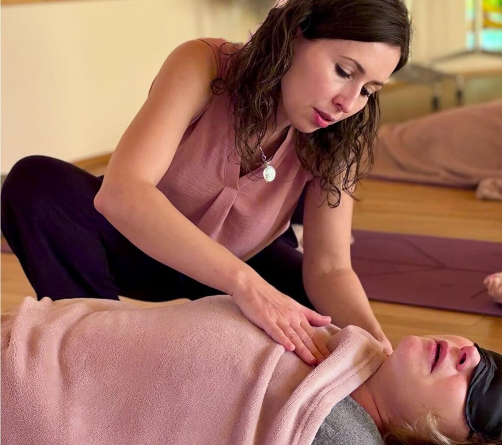 Breathwork Session. Desiree Safnauer begleitet eine Frau während des Atmens.