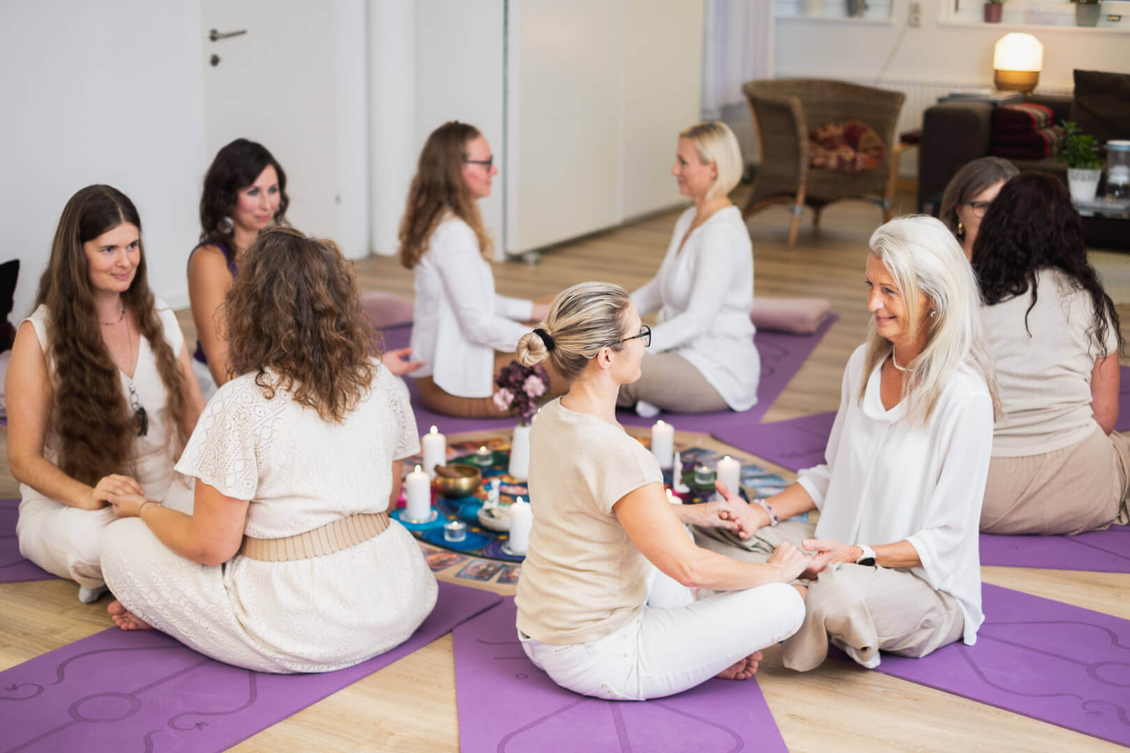 Women Retreat bei Herzkraftleben. Frauen geben sich die Hände und verbinden sich miteinander.